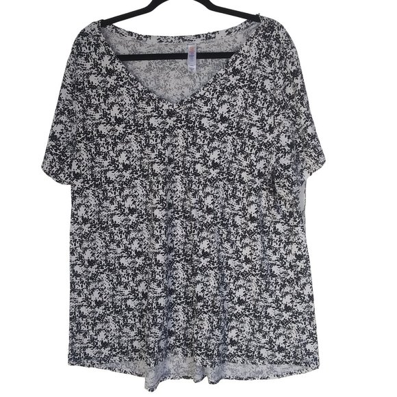 LuLaRoe Tops - LuLaRoe Black and White Classic T